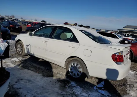 2005 Toyota Camry Le z USA, uszkodzony, nr VIN 4T1BE32K05U406642